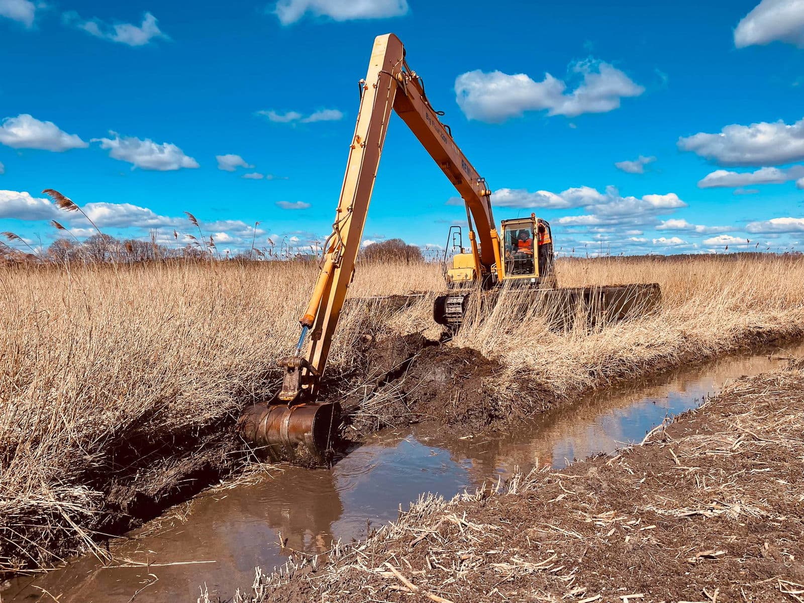 Koparka pływająca w pracy