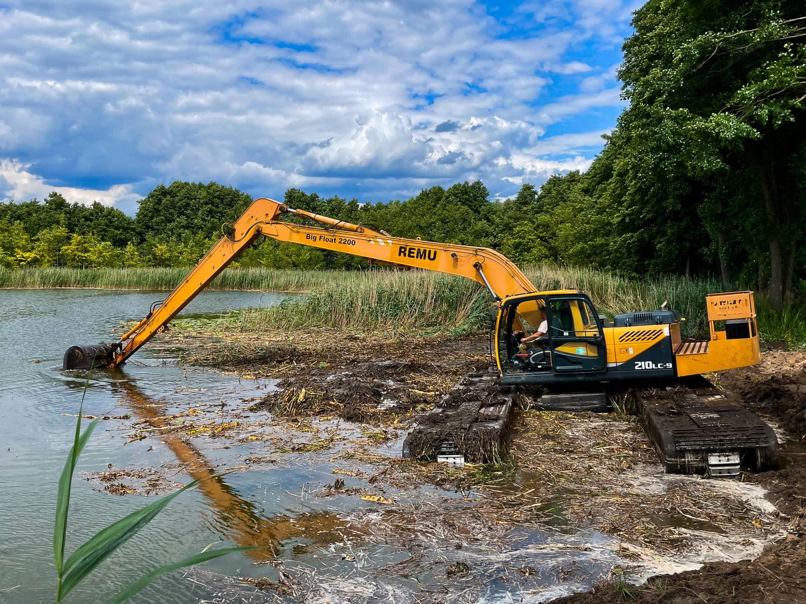 Jak przebiega odmulanie stawu – krok po kroku