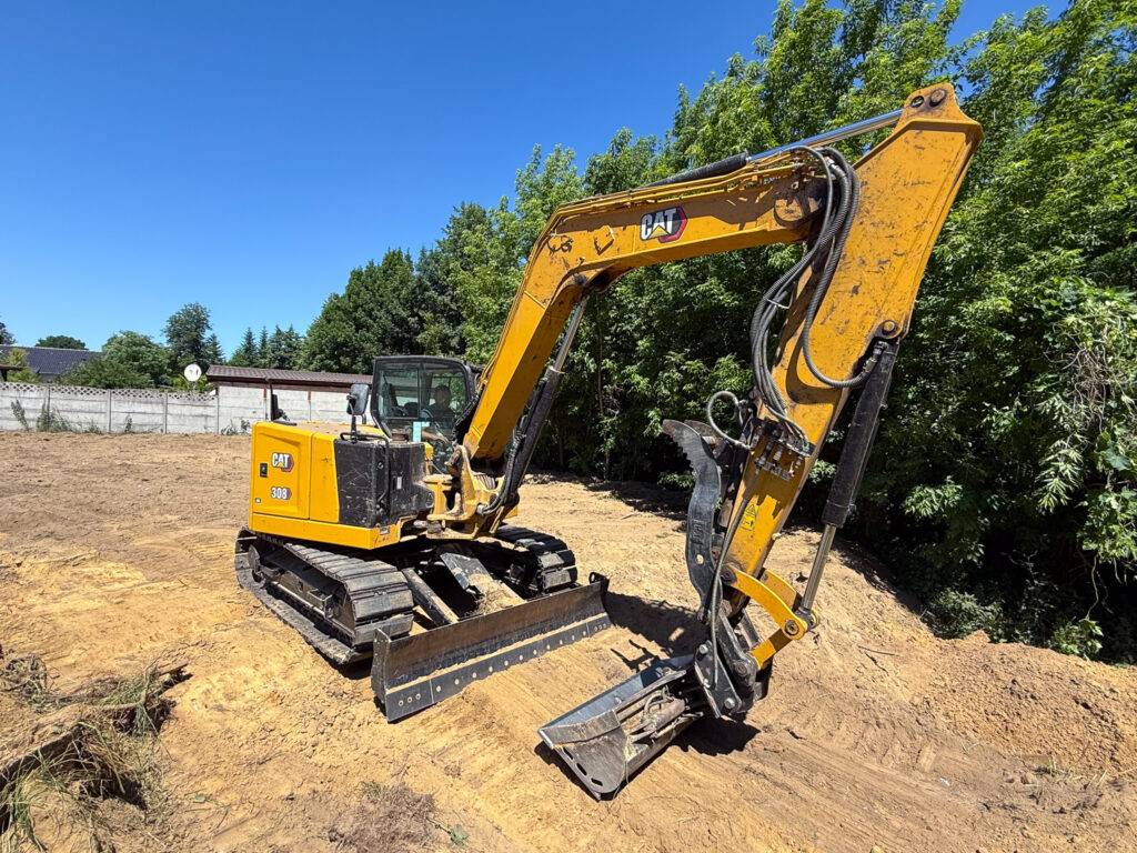 Koparka gąsienicowa CAT podczas prac ziemnych w terenie o ograniczonej dostępności