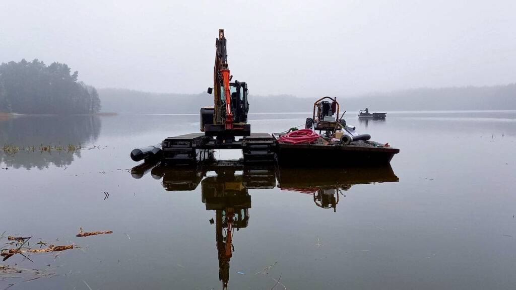 Koparka pływająca z osprzętem do refulacji przygotowana do pracy na zbiorniku wodnym.