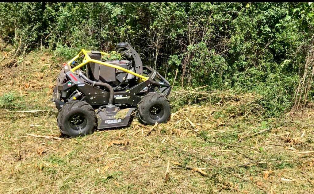 Kosiarka samobieżna kołowa Ecotech K34 Predator podczas pracy w terenie z gęstą roślinnością.