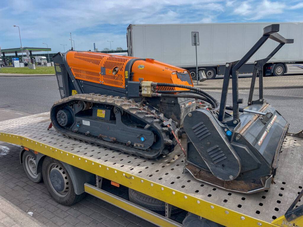 Kosiarka jednoosiowa BCS 630 WS z głowicą leśną podczas transportu na lawecie – widok z boku.