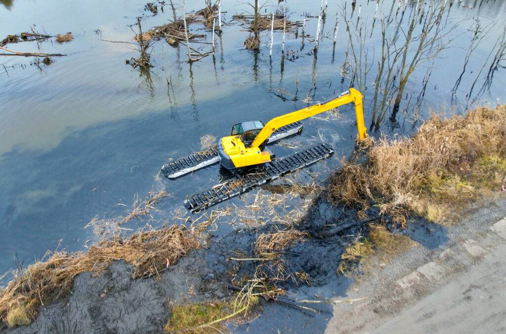 Koparka pływająca podczas prac ziemnych w zalanym, podmokłym terenie – przykład realizacji HydroBagger
