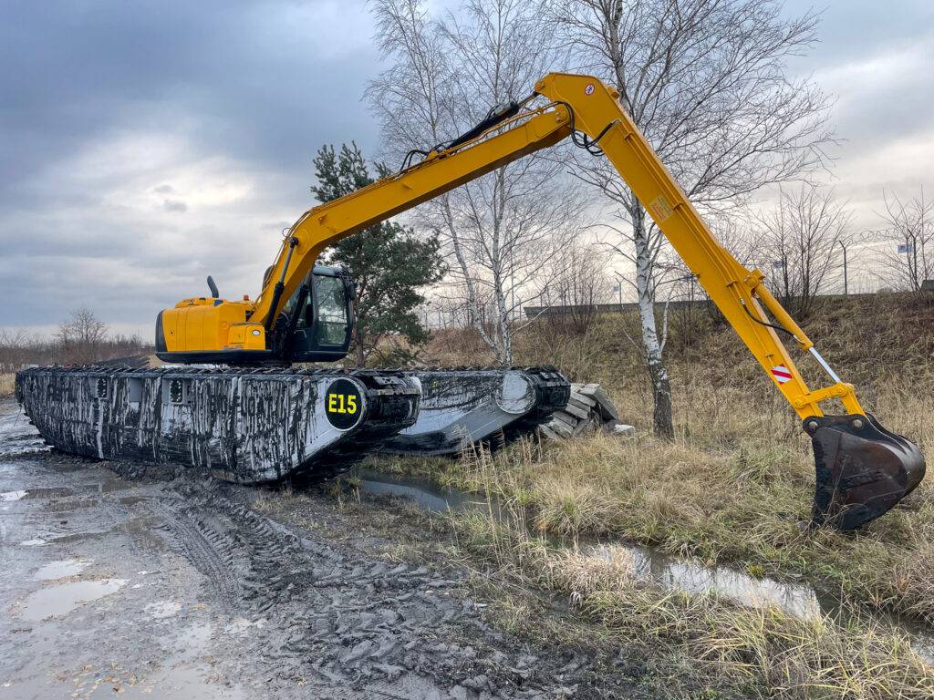 Koparka pływająca REMU BIG FLOAT E15 z bocznej perspektywy, na torfowisku – gotowa do pracy w podmokłych warunkach.