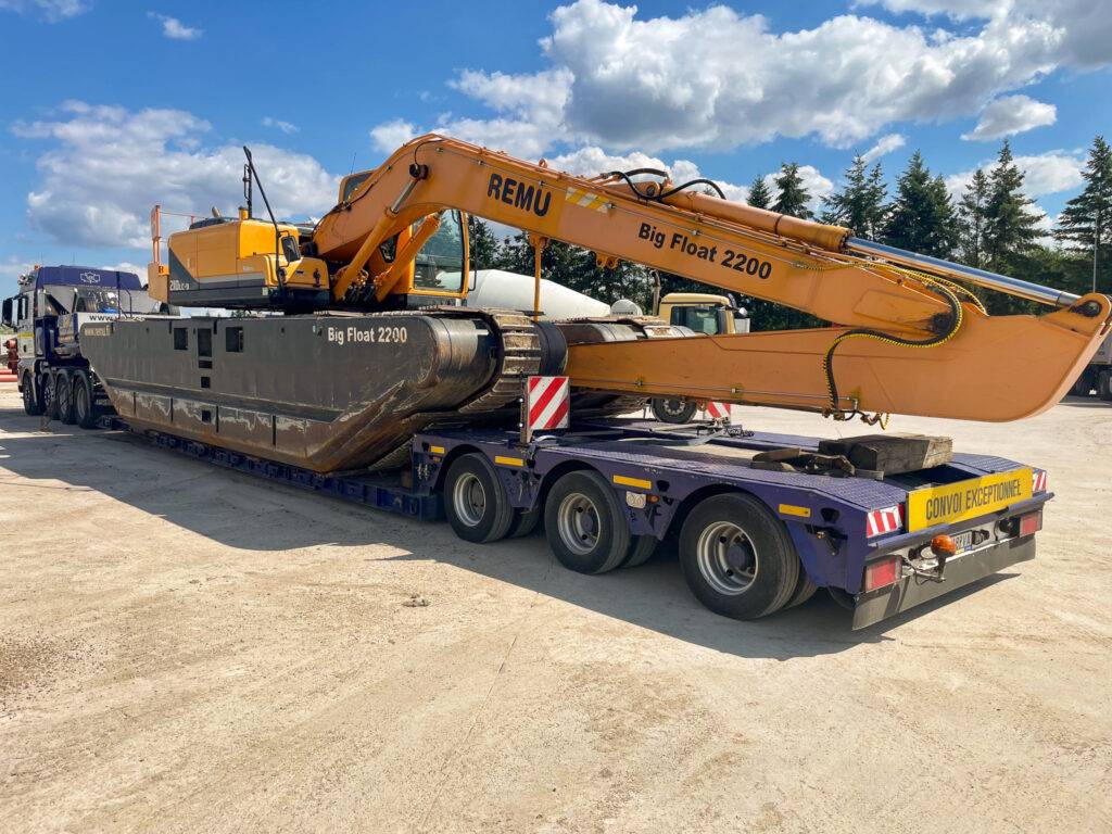 Załadunek koparki pływającej REMU Big Float 2200 na naczepę niskopodwoziową – transport specjalistycznego sprzętu HydroBagger.