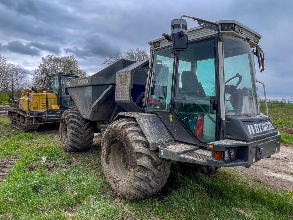 Wozidło budowlane Hydrema 912C – kołowa maszyna do transportu materiałów w trudnym terenie.